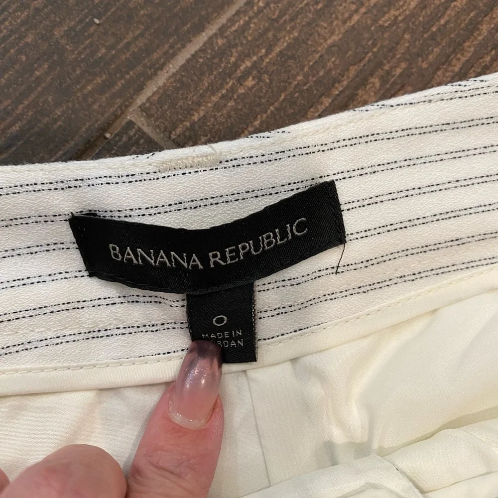 31” W, White with Black Pinstripe Banana Dress Shorts Size 0 EUC
